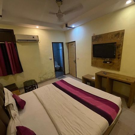 Hotel Golden Gate New Delhi Bagian luar foto