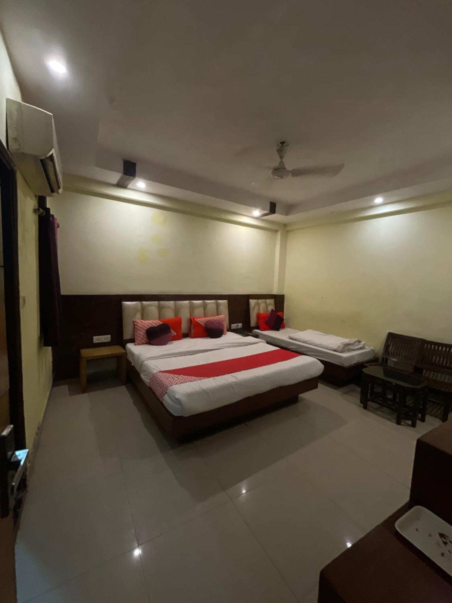 Hotel Golden Gate New Delhi Bagian luar foto
