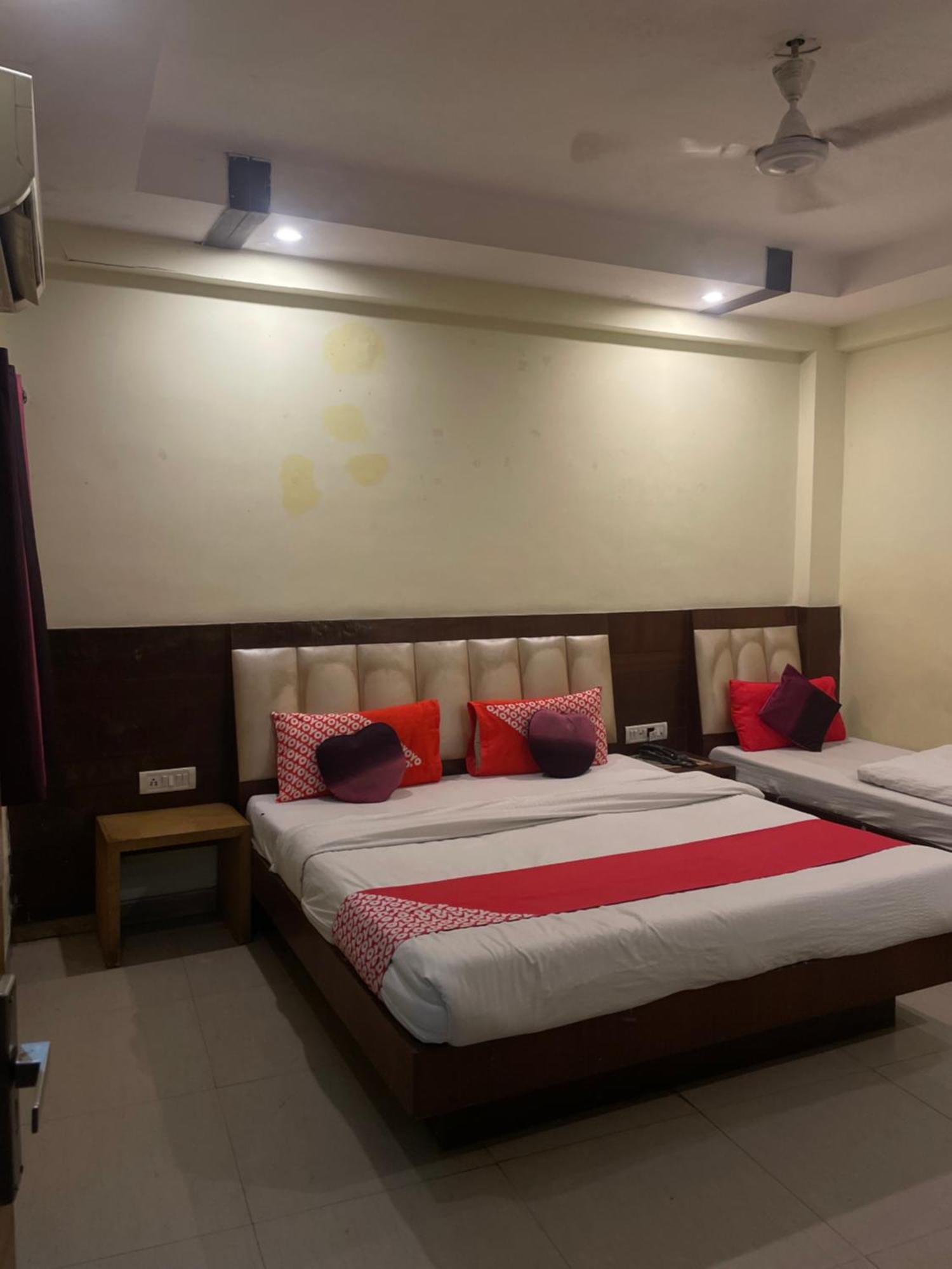 Hotel Golden Gate New Delhi Bagian luar foto