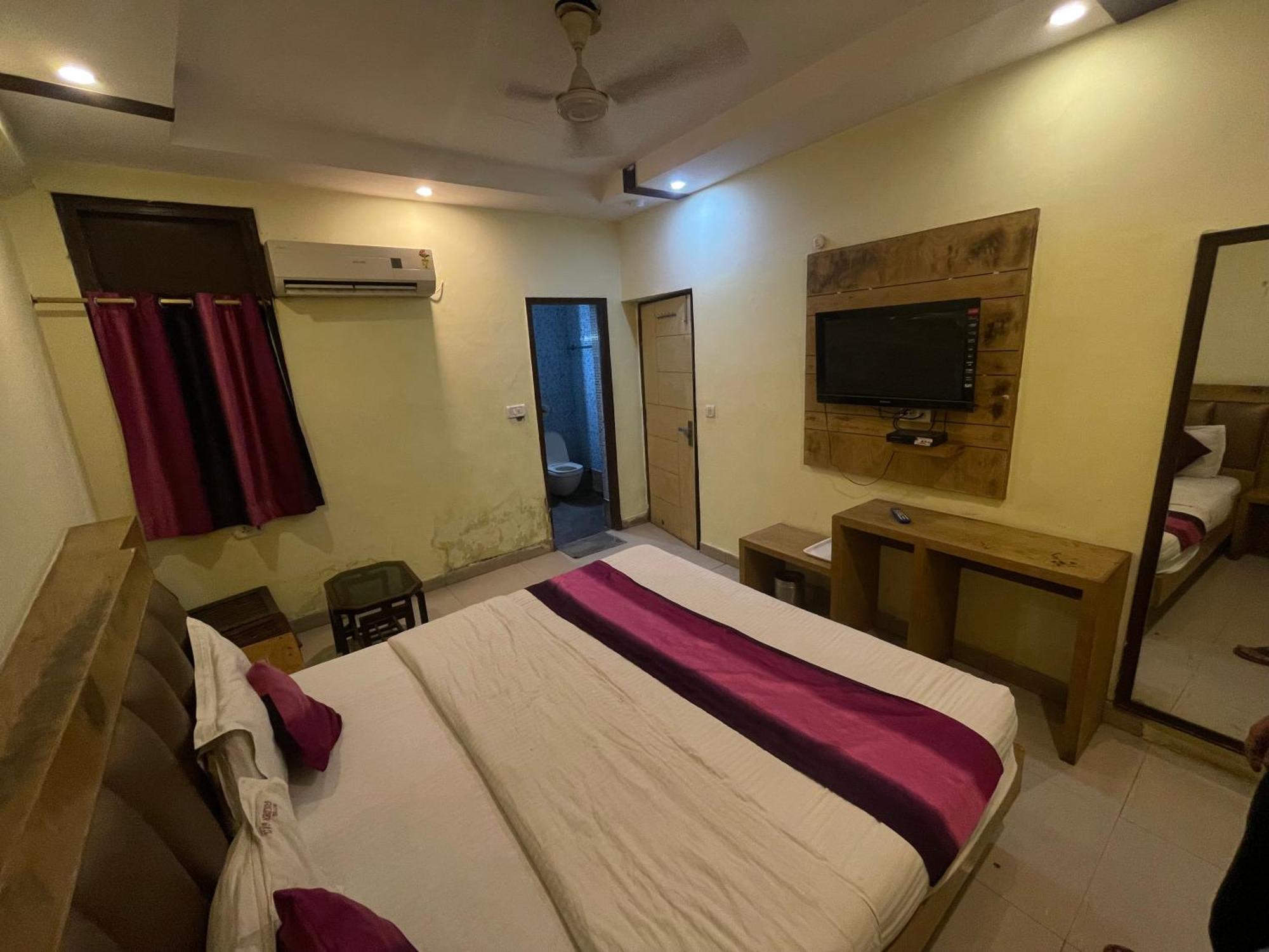 Hotel Golden Gate New Delhi Bagian luar foto