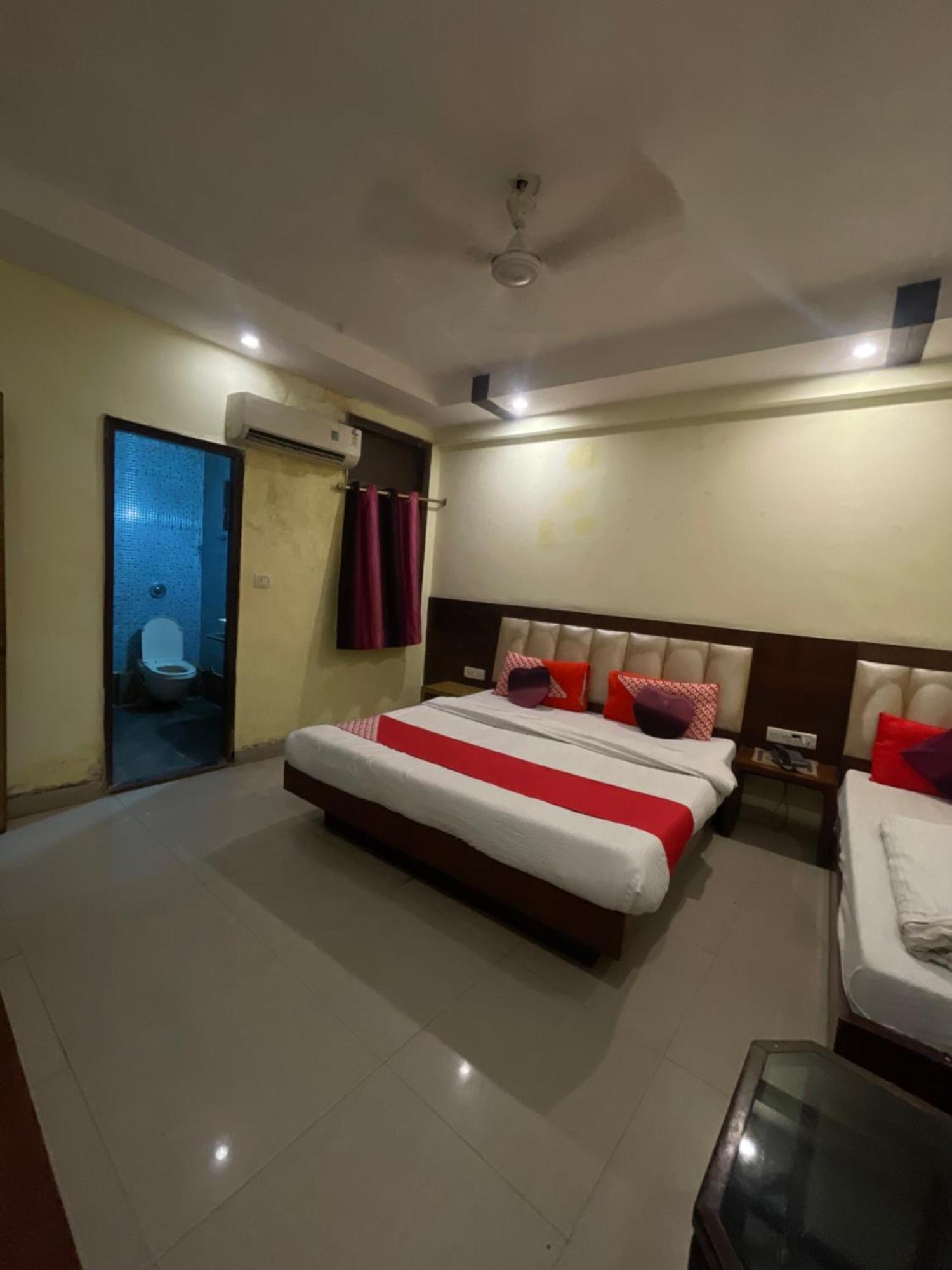 Hotel Golden Gate New Delhi Bagian luar foto