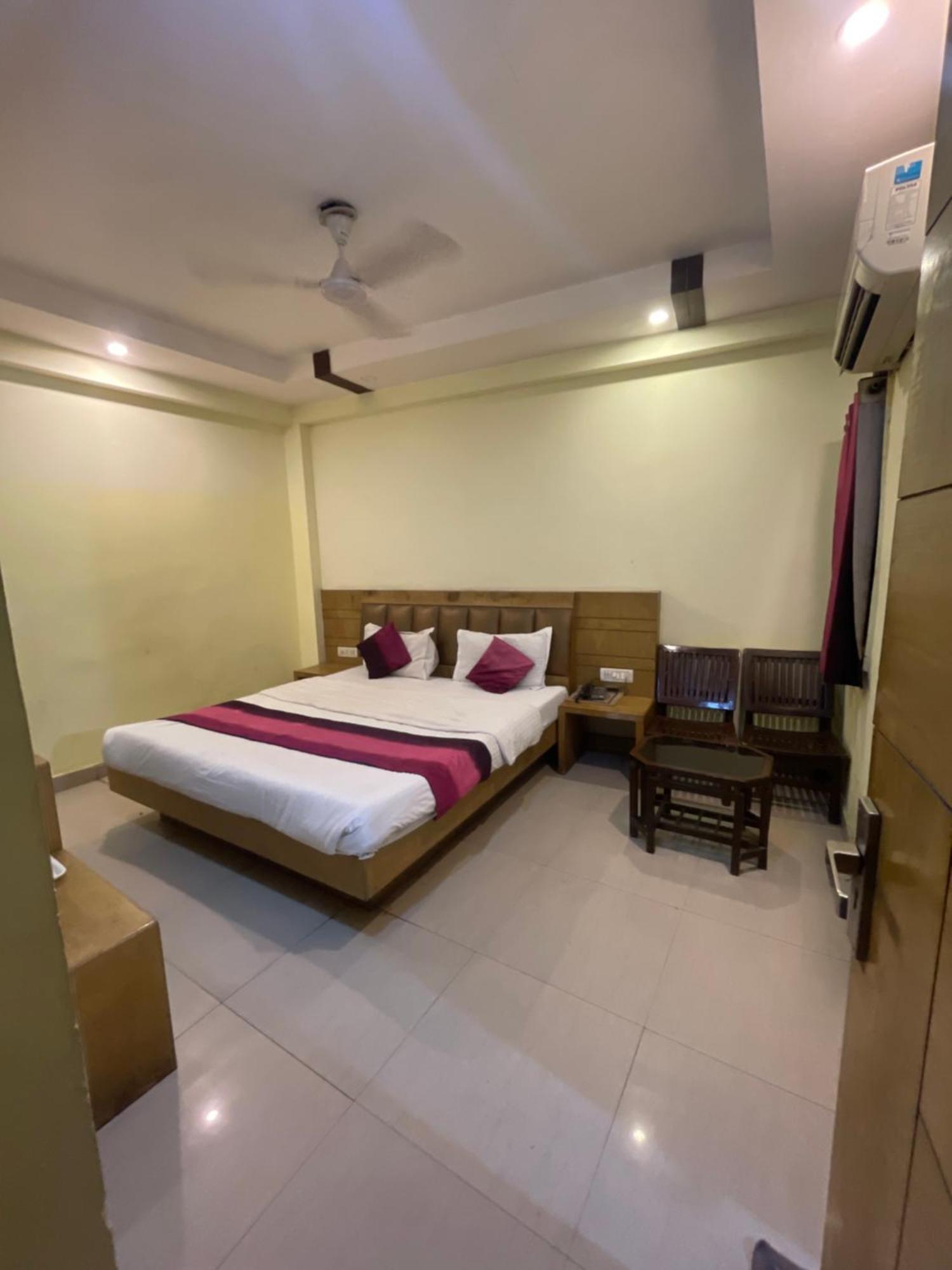 Hotel Golden Gate New Delhi Bagian luar foto
