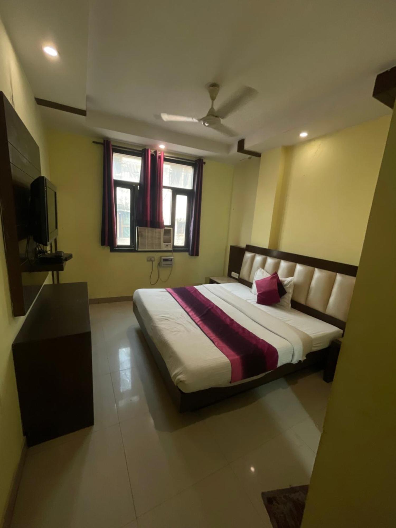Hotel Golden Gate New Delhi Bagian luar foto