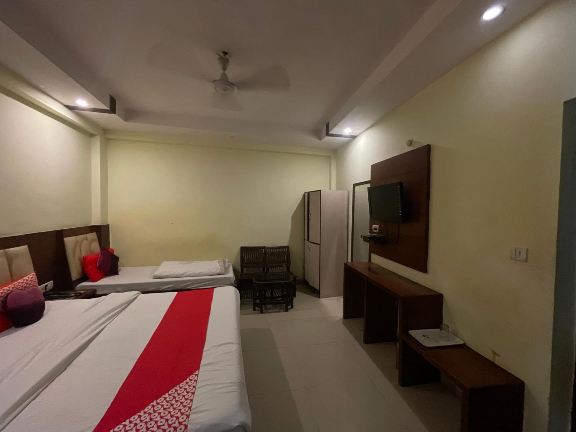 Hotel Golden Gate New Delhi Bagian luar foto
