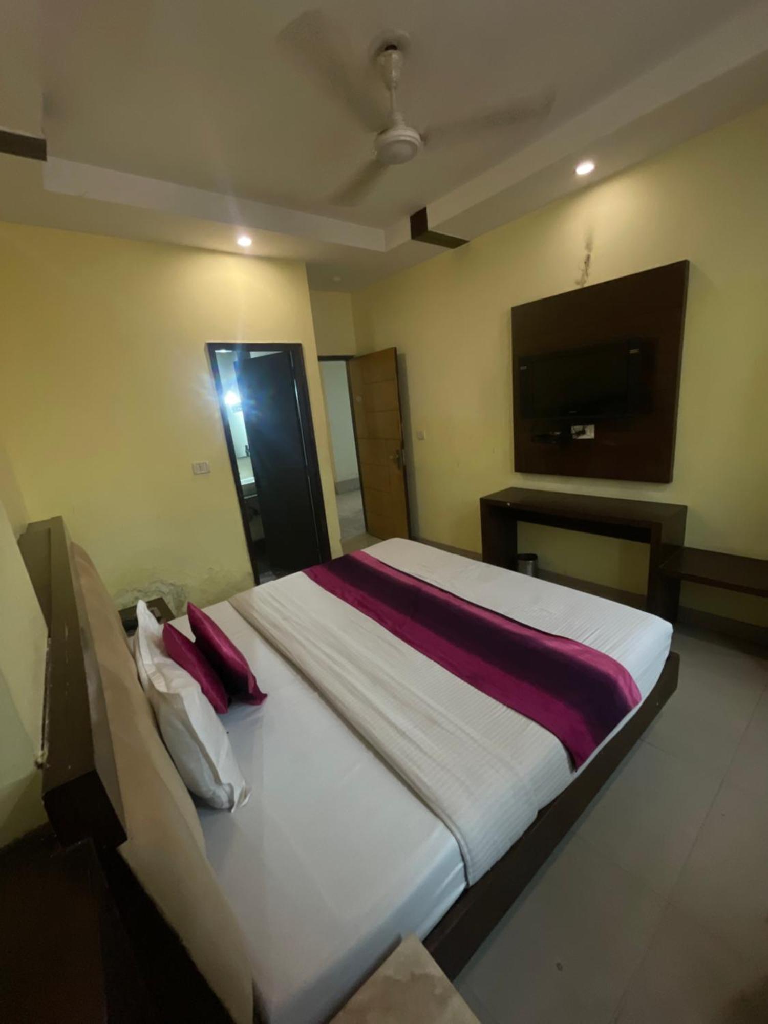 Hotel Golden Gate New Delhi Bagian luar foto