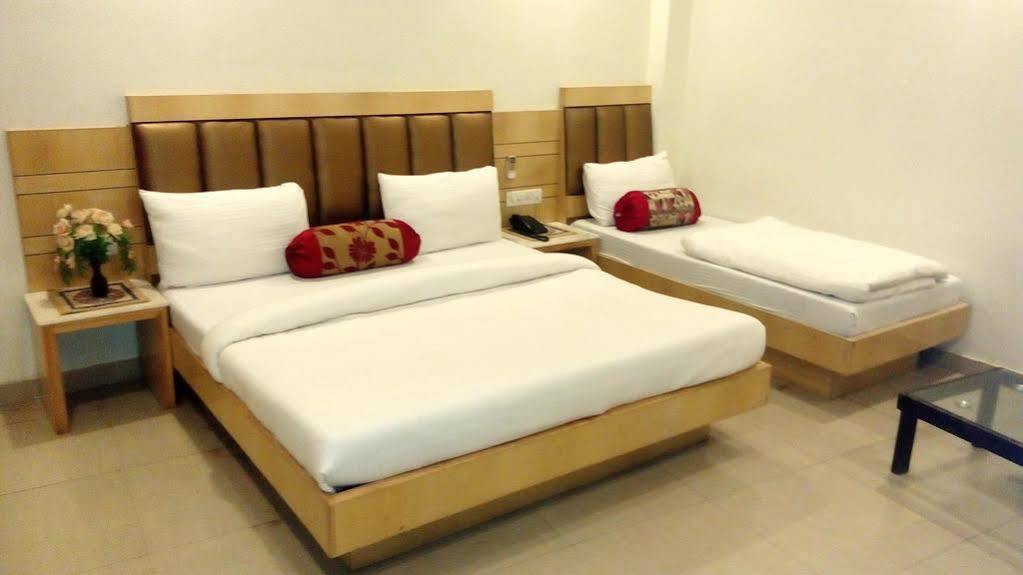 Hotel Golden Gate New Delhi Bagian luar foto