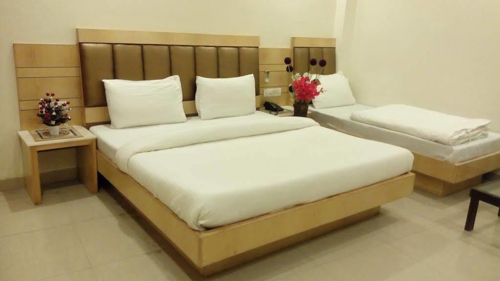 Hotel Golden Gate New Delhi Bagian luar foto