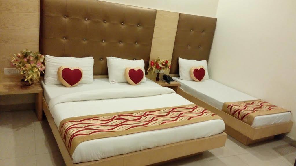 Hotel Golden Gate New Delhi Bagian luar foto